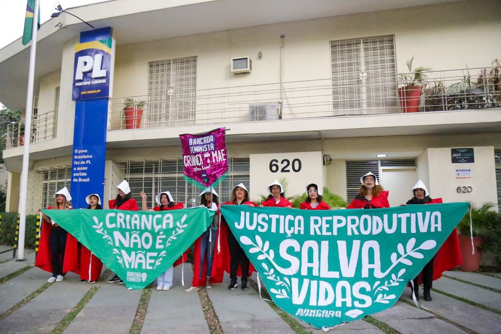 Bancada Feminista do PSOL protesta vestindo trajes de 'O Conto da Aia' em frente à sede do PL; grupo pede arquivamento do projeto de lei que equipara aborto a homicídio — Foto: Bancada Feminista do PSOL