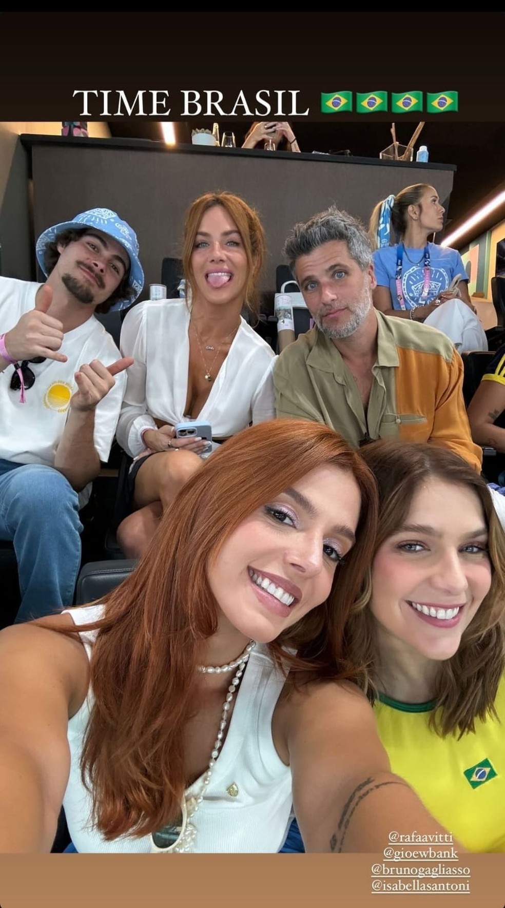 Rafael Vitti, Giovanna Ewbank, Bruno Gagliasso, Giovanna Lancellotti e Isabella Santoni se reúnem para ver Rebeca Andrade competir a final do salto nas Olimpíadas 2024 — Foto: Reprodução/Instagram