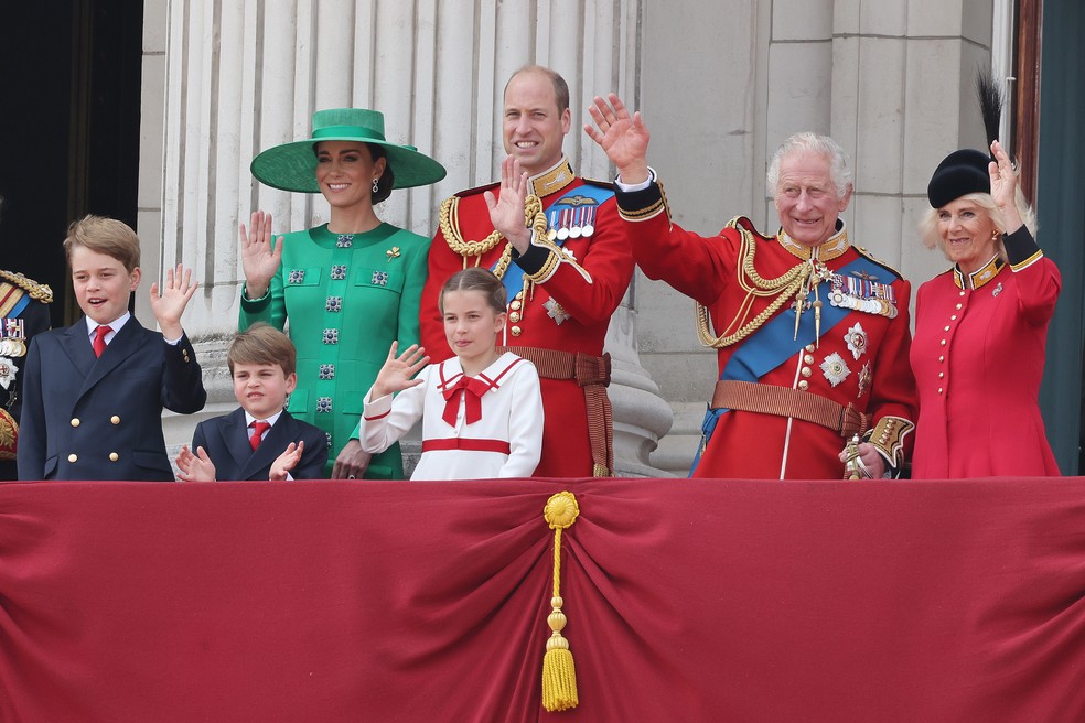 A família real na varanda durante o Trooping the Colour 2023 (Kate Middleton, príncipe William, rei Charles e Camila Parker; George, Louis e Charlotte) — Foto: Getty Images