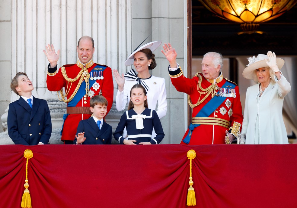 A família real: William, Kate Middleton e seus três filhos (George, Charlotte e Louis); o rei Charles III e sua esposa, Camila Parker, no Trooping the Colour 2024 — Foto: Getty Images