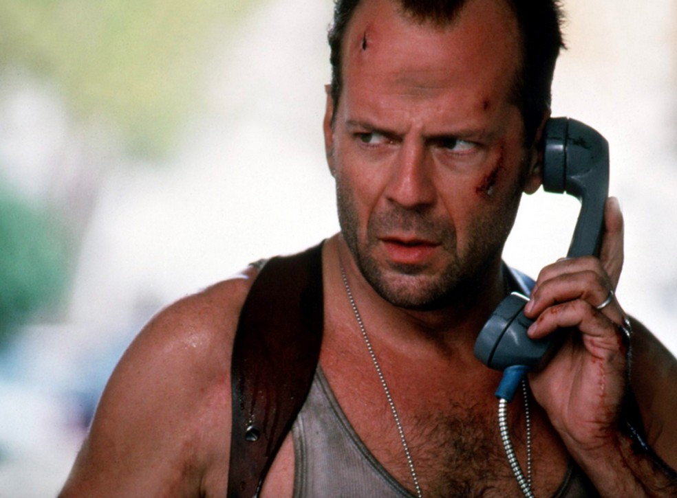 O ator Bruce Willis em cena de um dos filmes da franquia Duro de Matar — Foto: Reprodução