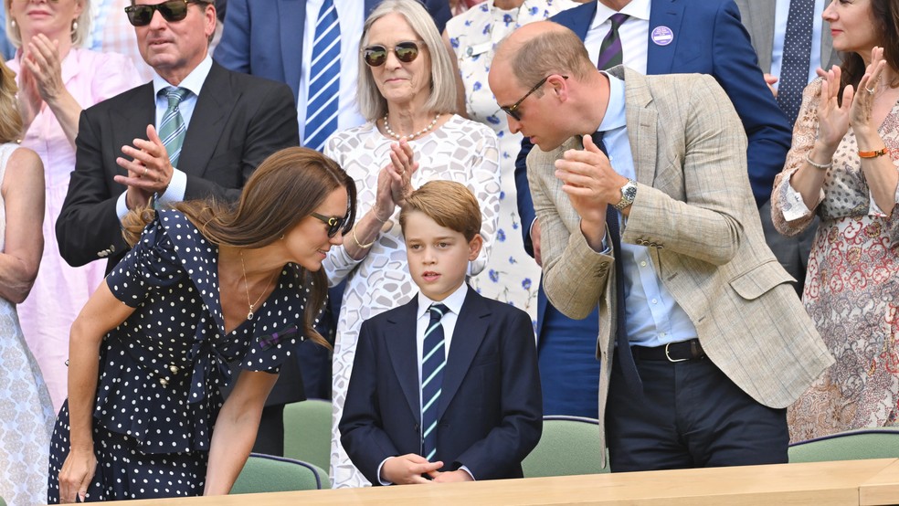 O príncipe George no meio dos pais, a princesa Kate Middleton e o príncipe William, na final do torneio de Wimbledon em 2022 — Foto: Getty Images
