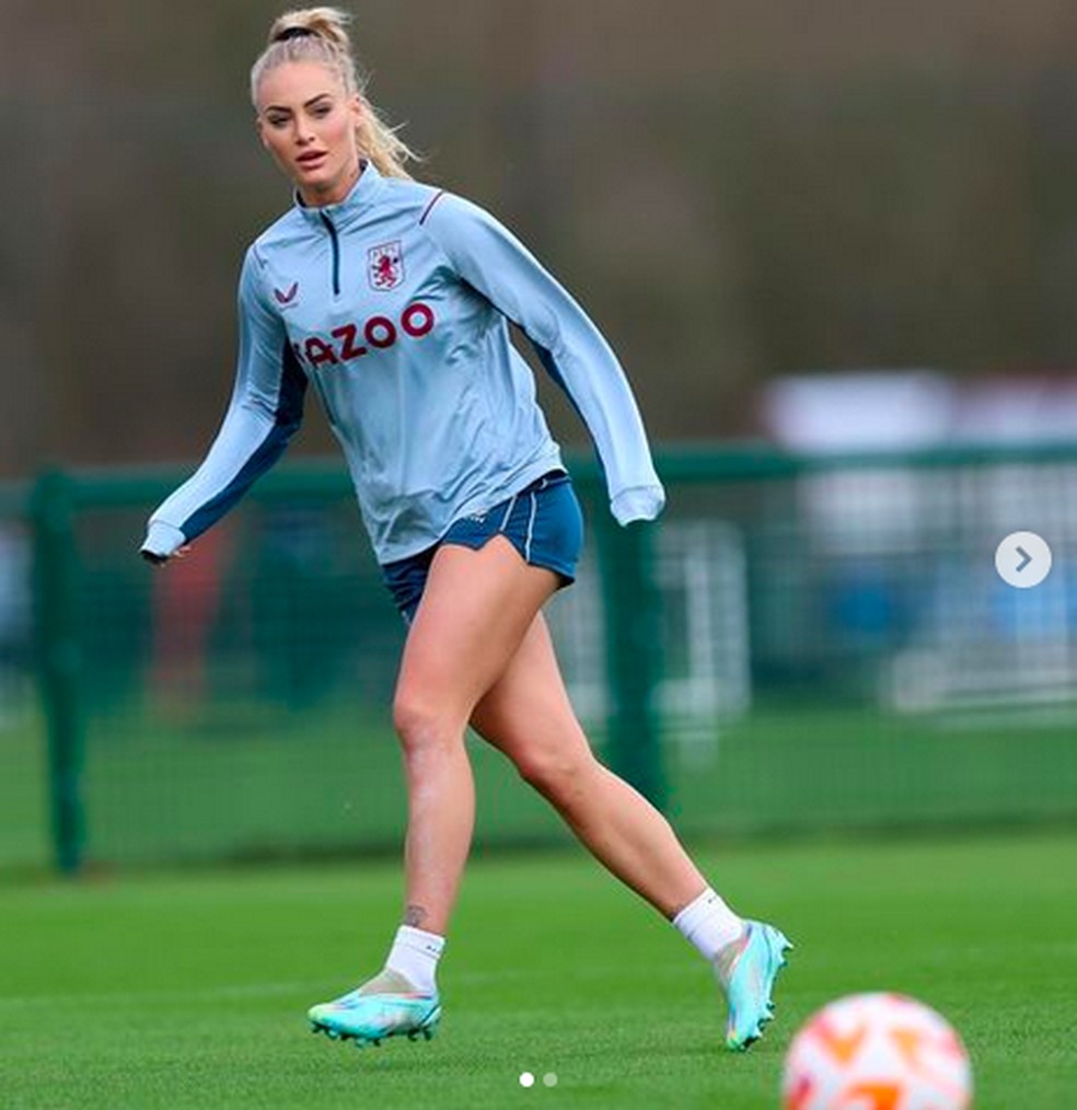 A jogadora de futebol suíça Alisha Lehmann em treino do Aston Villa — Foto: Instagram
