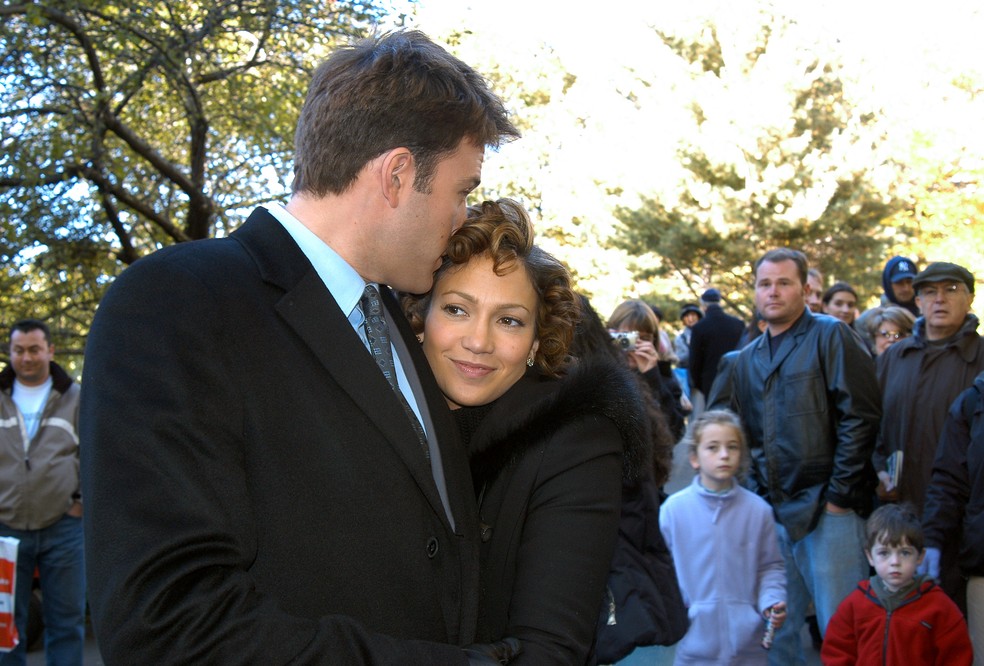Ben Affleck e Jennifer Lopez em 2002, durante seu 'primeiro namoro'. — Foto: GettyImages