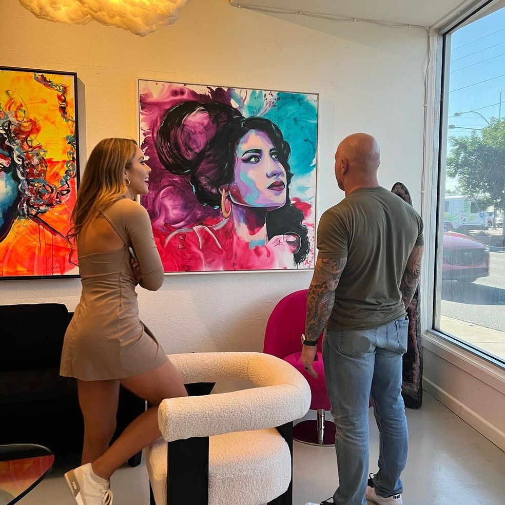 Brittney Palmer e Joe Rogan na galeria de arte da ring girl — Foto: Reprodução/Instagram