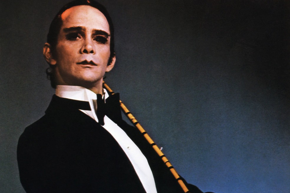 Joel Grey como o Mestre de Cerimônias do absoluto 'Cabaret' — Foto: Divulgação