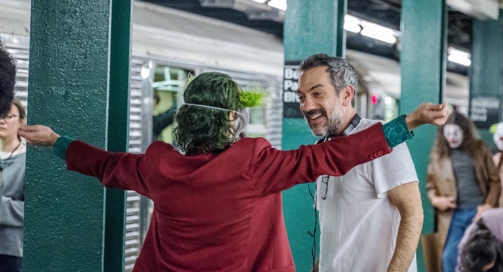 Joaquin Phoenix e Todd Phillips nos bastidores de 'Coringa' (2019) — Foto: Divulgação