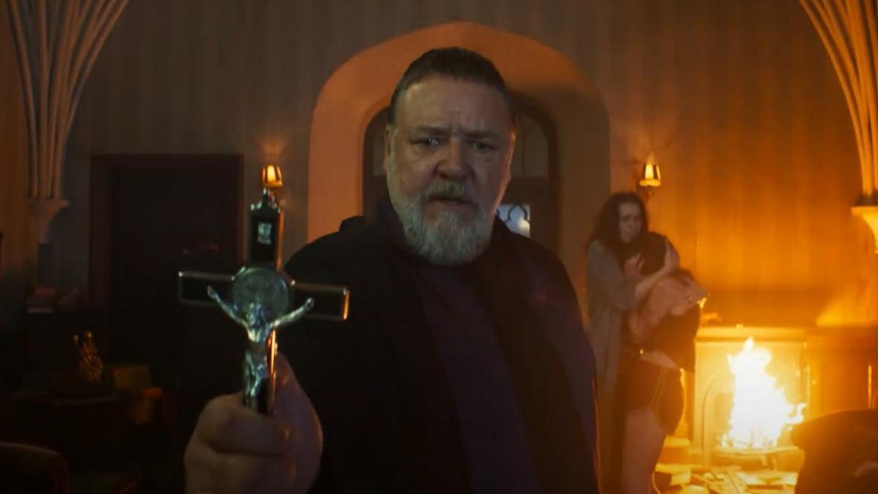 Russell Crowe em O Exorcista do Papa (2023) — Foto: Divulgação