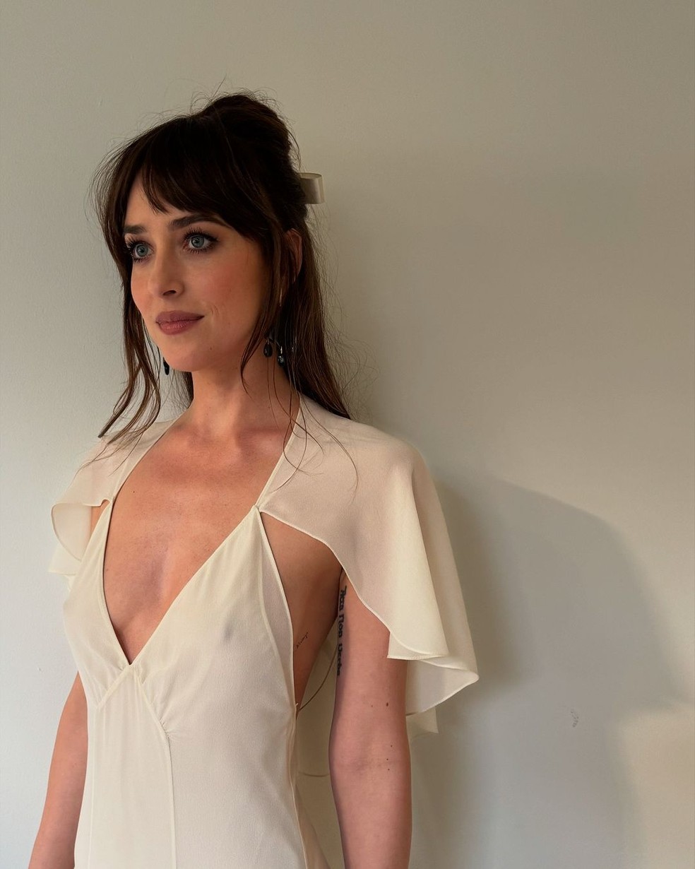 Dakota Johnson brilha com 'antivestido de noiva' — Foto: Reprodução/Instagram