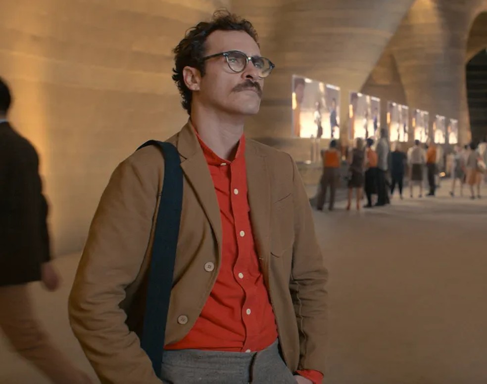 Joaquin Phoenix em cena de Ela (2013) — Foto: Divulgação