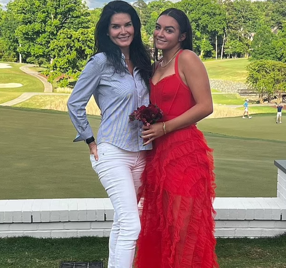 Avery Sehorn com a mãe, a atriz Angie Harmon — Foto: Reprodução/Instagram