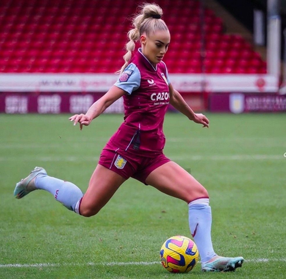 A jogadora de futebol suíça Alisha Lehmann em ação pelo Aston Villa — Foto: Instagram
