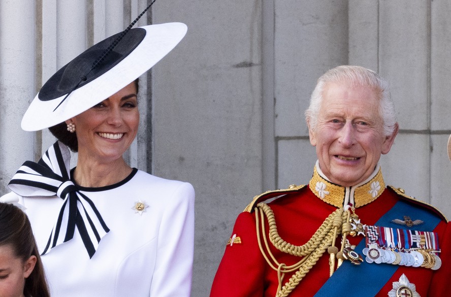 Kate Middleton e o rei Charles III lado a lado na varanda do Palácio de Buckingham durante o Trooping the Colour 2024