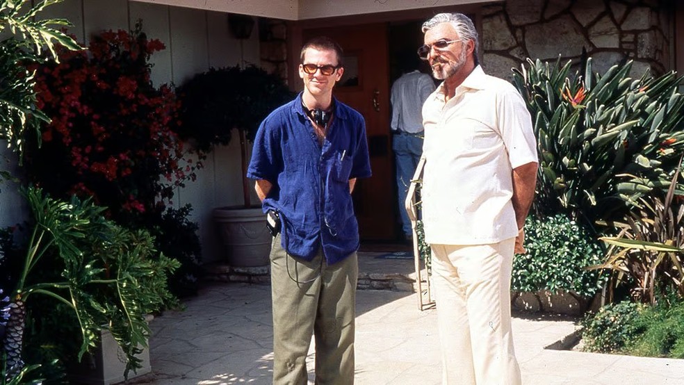 Paul Thomas Anderson e Burt Reynolds no set de 'Boogie Nights: Prazer Sem Limites' — Foto: Reprodução