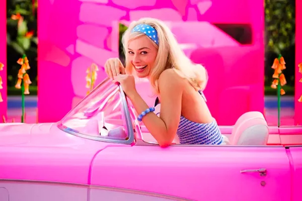 A atriz Margot Robbie como a personagem Barbie — Foto: Divulgação