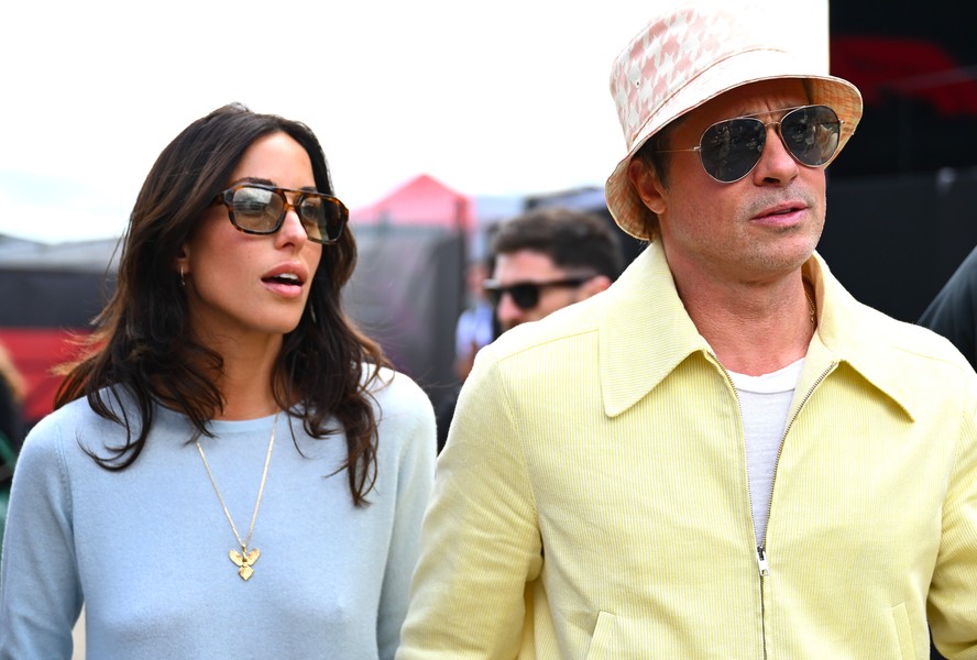 Brad Pitt e Ines de Ramon marcam presença no Grande Prêmio de F1 da Grã-Bretanha (7/7/24)