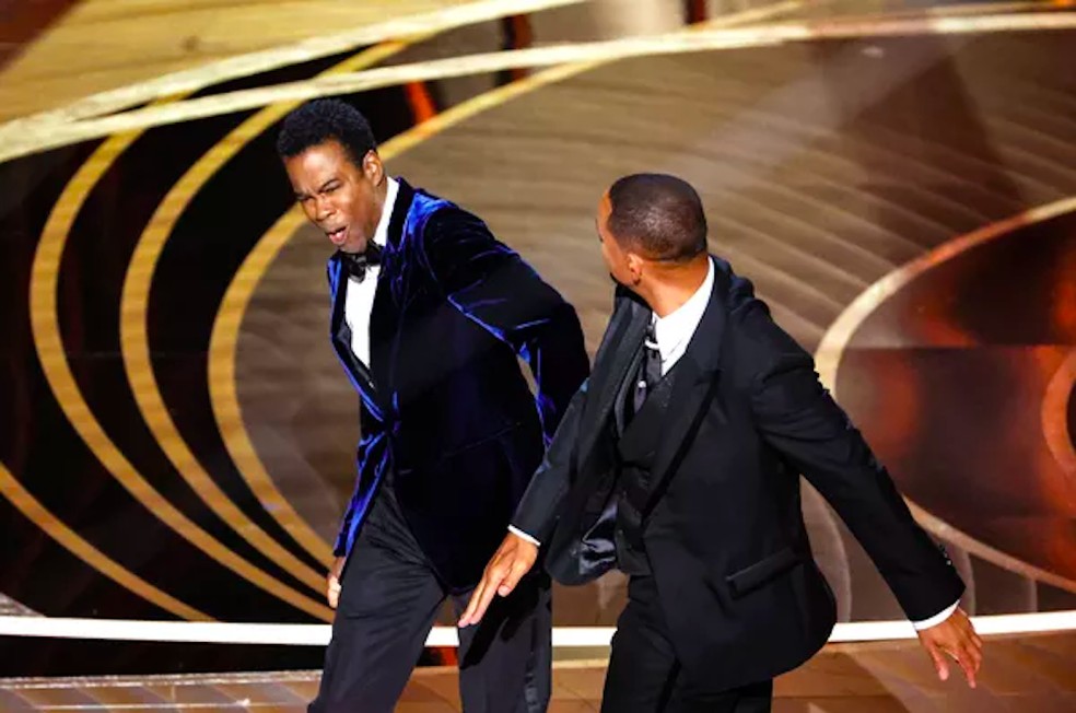 O tapa de Will Smith em Chris Rock na cerimônia do Oscar de 2022 — Foto: Getty Images