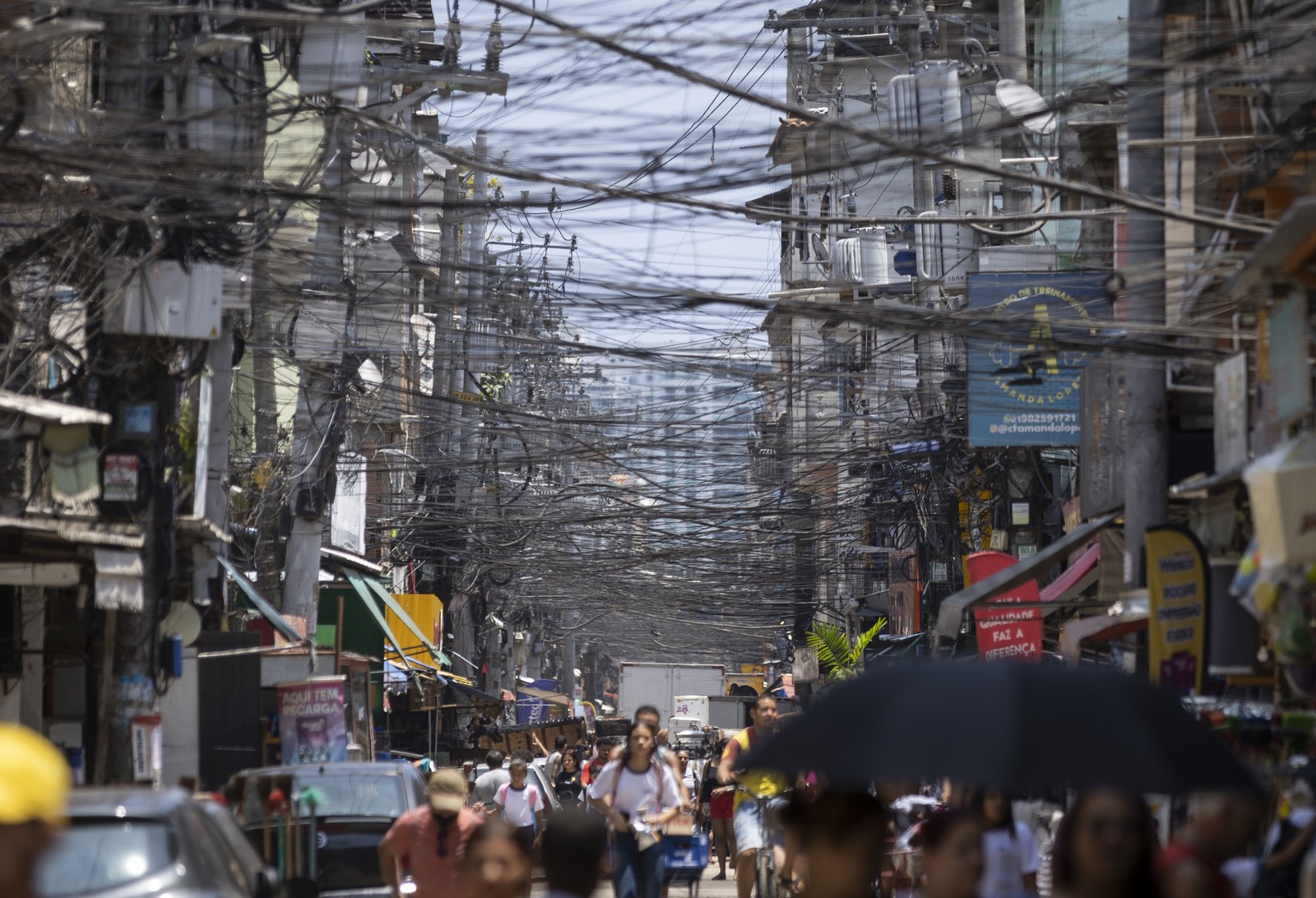 Perdas no faturamento por roubo de energia têm afetado o resultado financeiro da empresa há anos. Na foto, emaranhado de fios e "gatos"  na localidade na Avenida Areinha, em Rio das Pedras. — Foto: Márcia Foletto/Agência O Globo