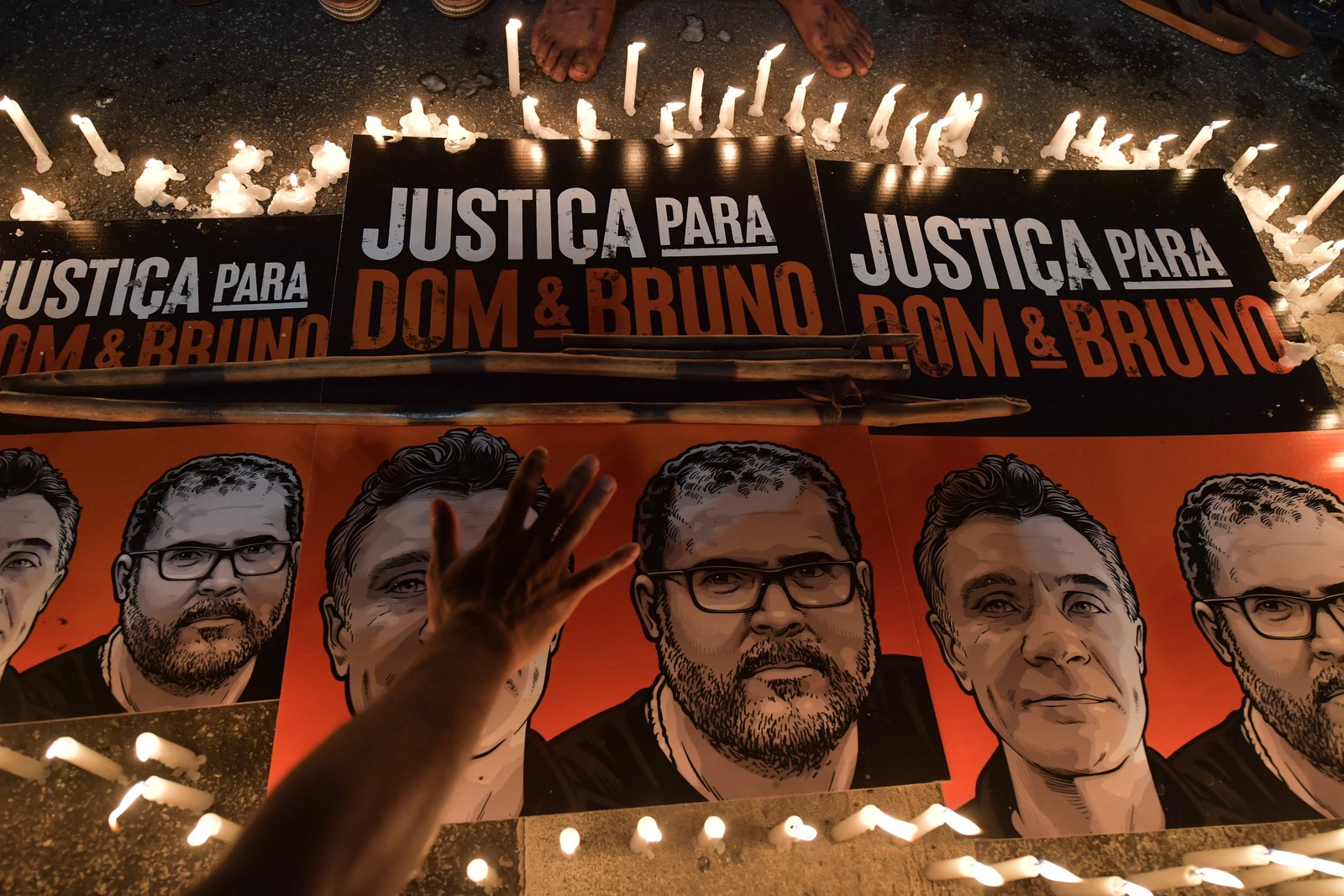 Indígenas brasileiros protestam pela demarcação de terras indígenas e contra o assassinato do jornalista britânico Dom Phillips e do especialista em assuntos indígenas brasileiros Bruno Pereira, em São Paulo — Foto: NELSON ALMEIDA / AFP