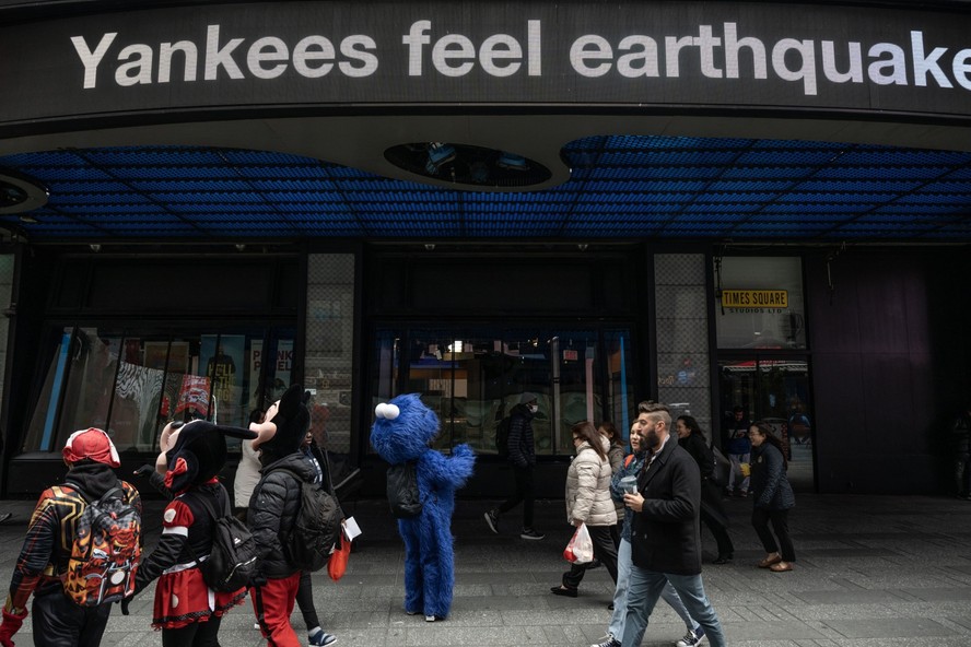 Telas exibindo notícias sobre um terremoto no bairro de Times Square, em Nova York