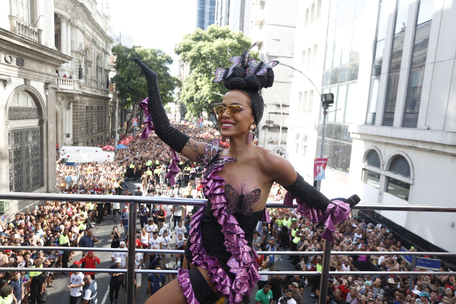 Anitta sobre trio elétrico; megabloco da cantora abriu a programação do sábado pós-carnaval — Foto: Guito Moreto