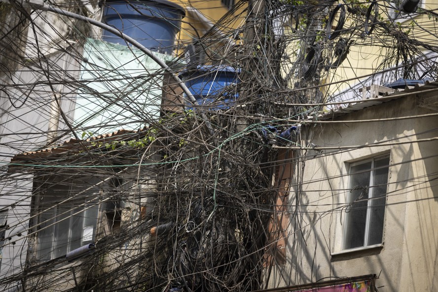 Emaranhado de fios na Rocinha, Rio de Janeiro