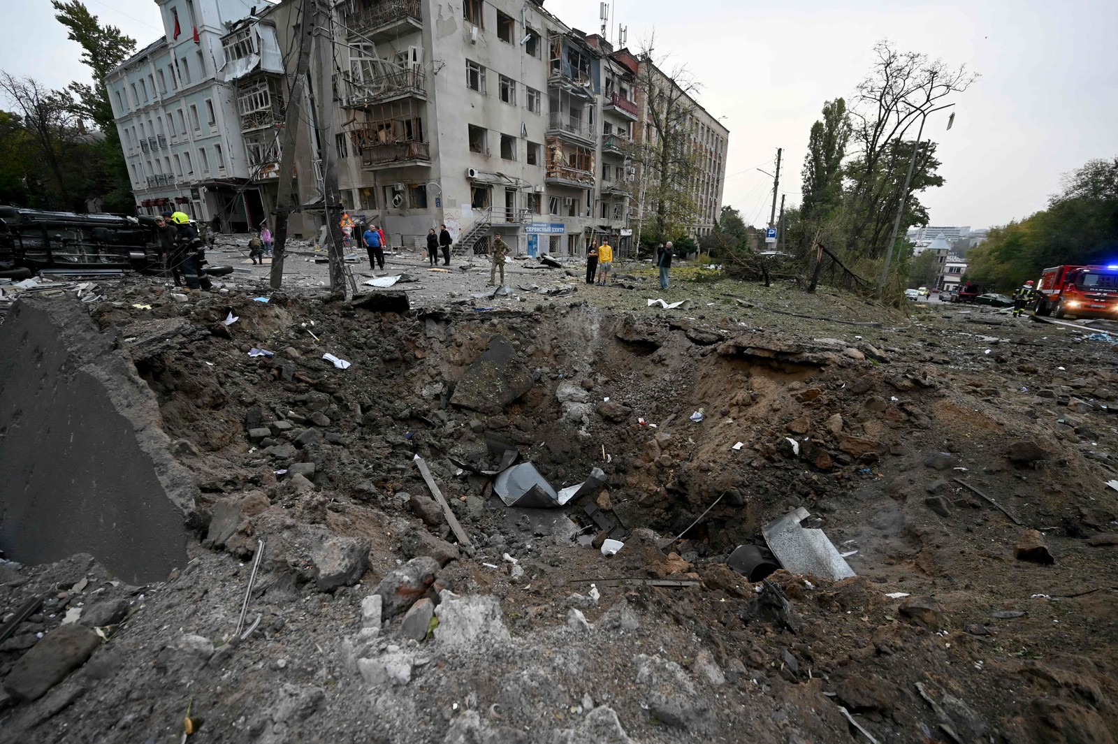 Cratera após um ataque russo no centro da cidade de Kharkiv, no leste da Ucrânia — Foto: SERGEY BOBOK/AFP