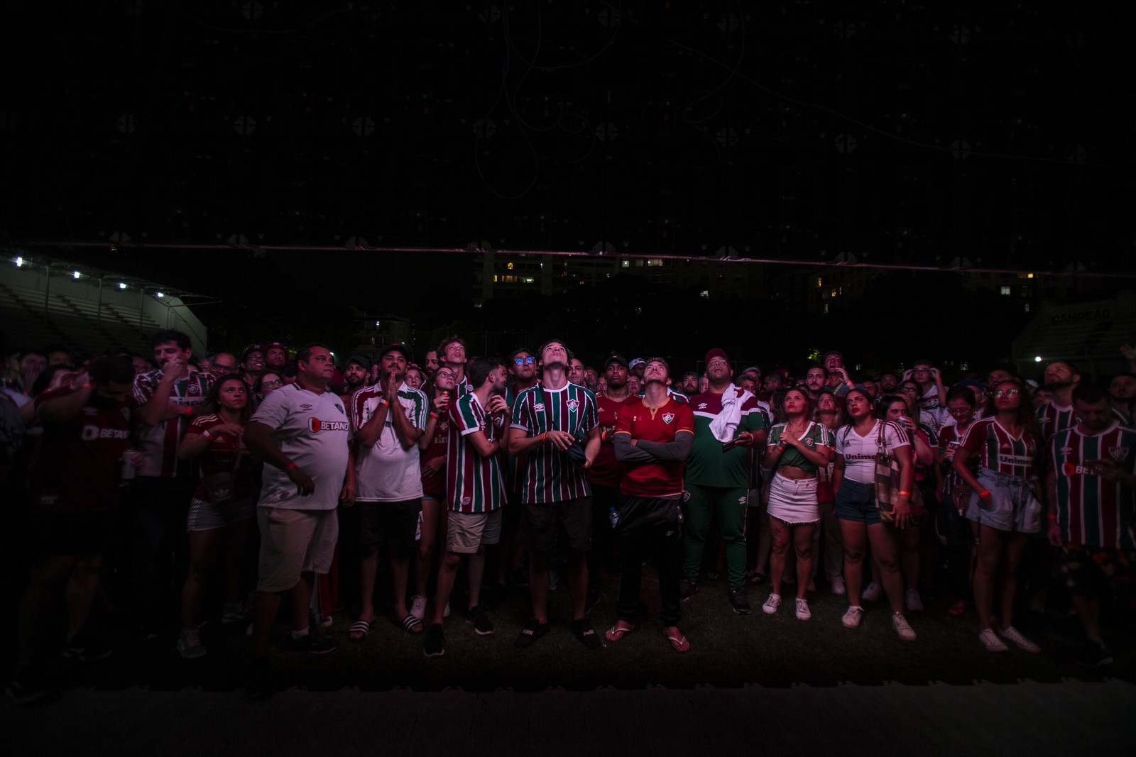 Torcida olha apreensiva o telão enquanto Internacional ainda vencia o Fluminense por 1x0 — Foto: Marcelo Cassiano/Agência O Globo