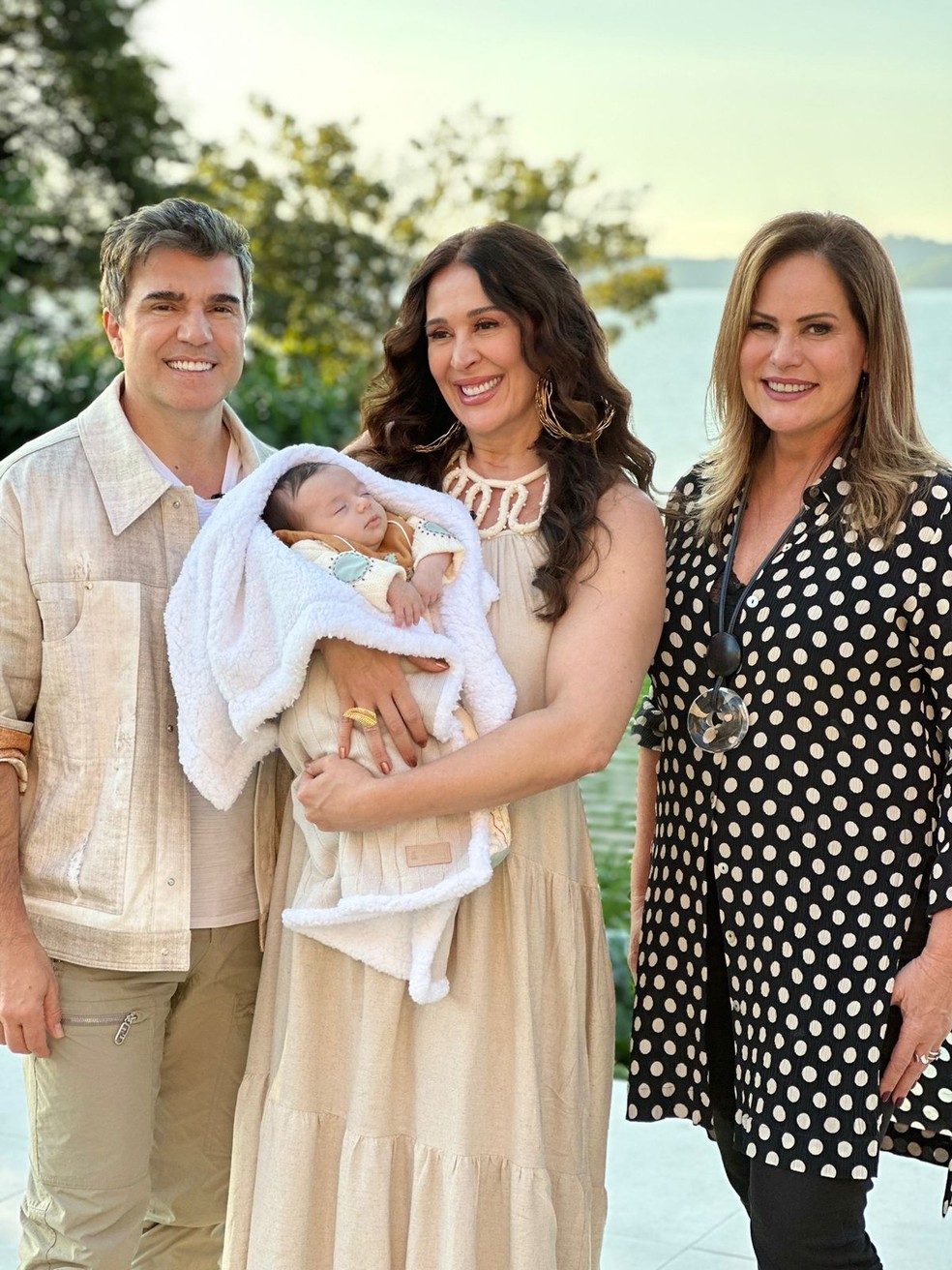 Claudia Raia com o filho e o marido, ao lado de Renata Ceribelli — Foto: Divulgação/Globo