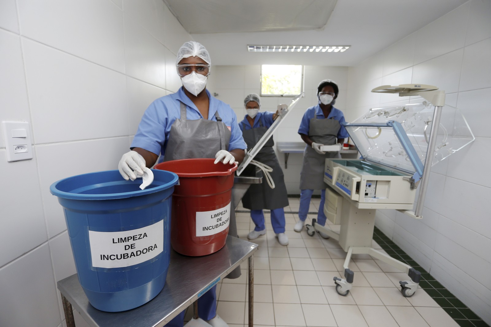 Profissionais da Comlurb fazem limpeza de incubadoras em três maternidades públicas — Foto: Fabiano Rocha