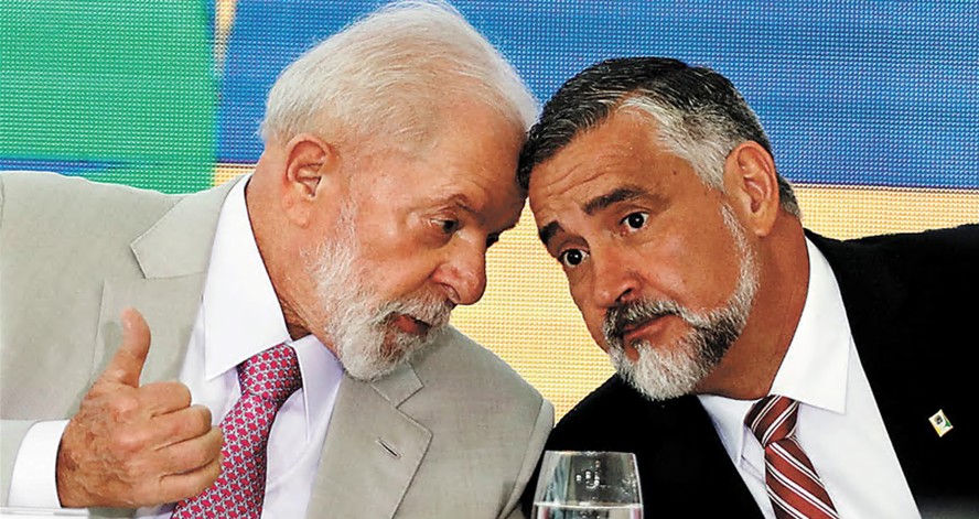 O presidente Luiz Inácio Lula da Silva ao lado do ministro da Secom, Paulo Pimenta