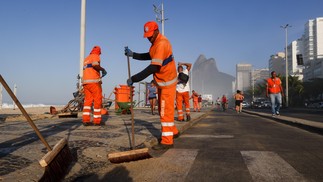 Ressaca na praia do Leblon — Foto: Márcia Foletto / Agência O Globo