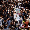Pessoas carregam o caixão de Guevara Ibrahim, 11 anos, morto em um ataque do Líbano dois dias antes, durante seu funeral na cidade drusa de Majdal Shams, no Golã, em 29 de julho de 2024 - JALAA MAREY/AFP