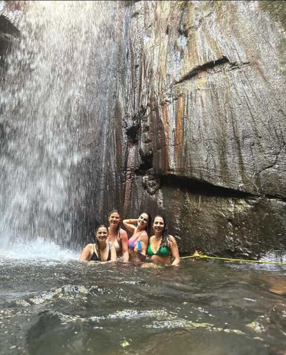 Priscila Castello Branco com as amigas em cachoeira — Foto: Reprodução/Instagram