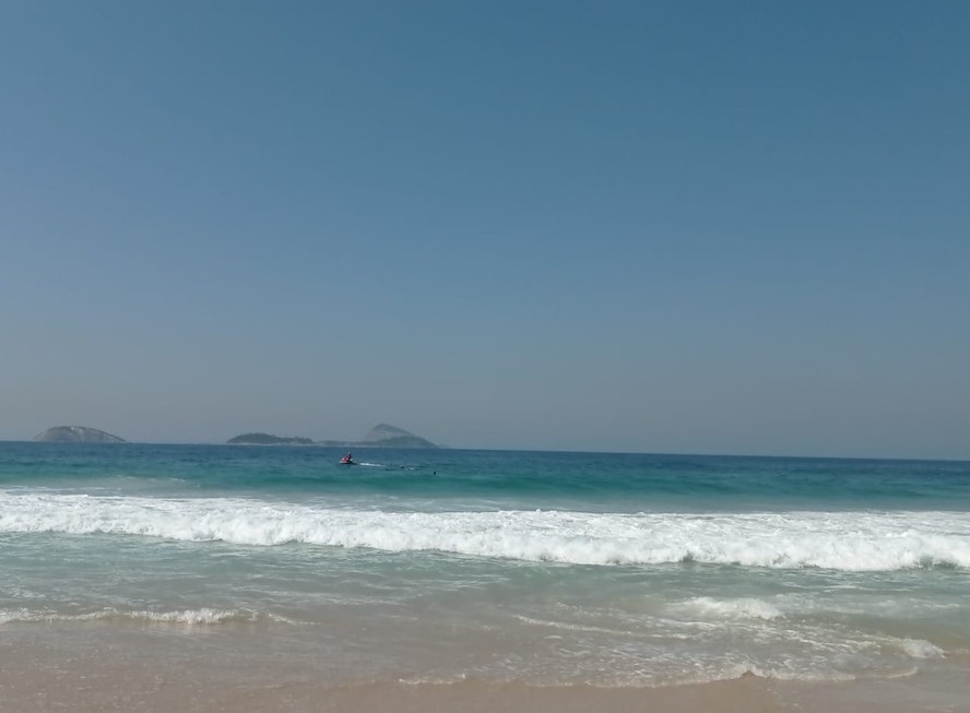 Bombeiros encontram corpo na Praia do Leblon e usam jet ski na ocorrência