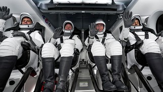 Os quatro membros do SpaceX Crew-6 (da esquerda para a direita): Andrey Fedyaev, Woody Hoburg, Stephen Bowen e Sultan Alnedayi, dentro do Crew Dragon Endeavor antes do lançamento em 2 de março de 2023 — Foto: Nasa