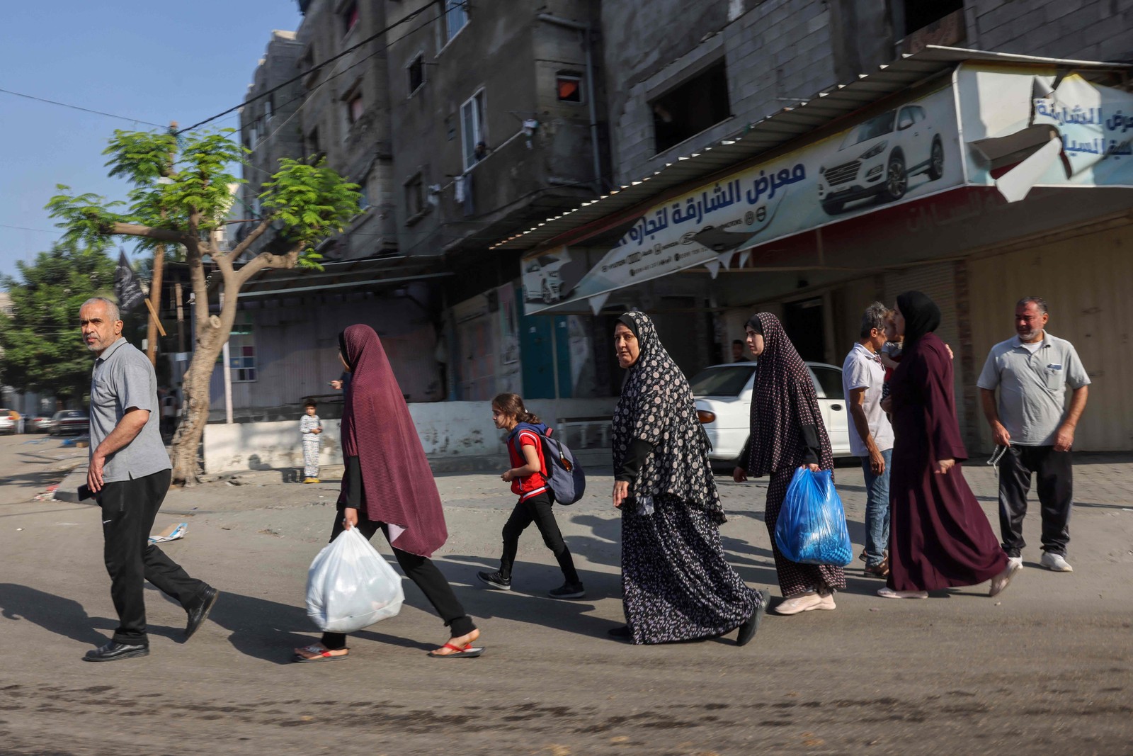 Palestinos fogem para áreas mais seguras na Cidade de Gaza após ataques aéreos israelenses — Foto: Mahmud Hams / AFP