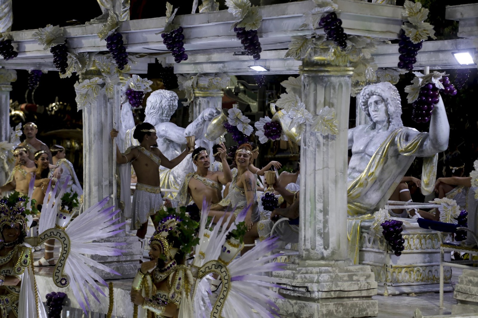 Desfile da Vila Isabel, terceira escola a cruzar a Marquês de Sapucaí — Foto: Gabriel de Paiva