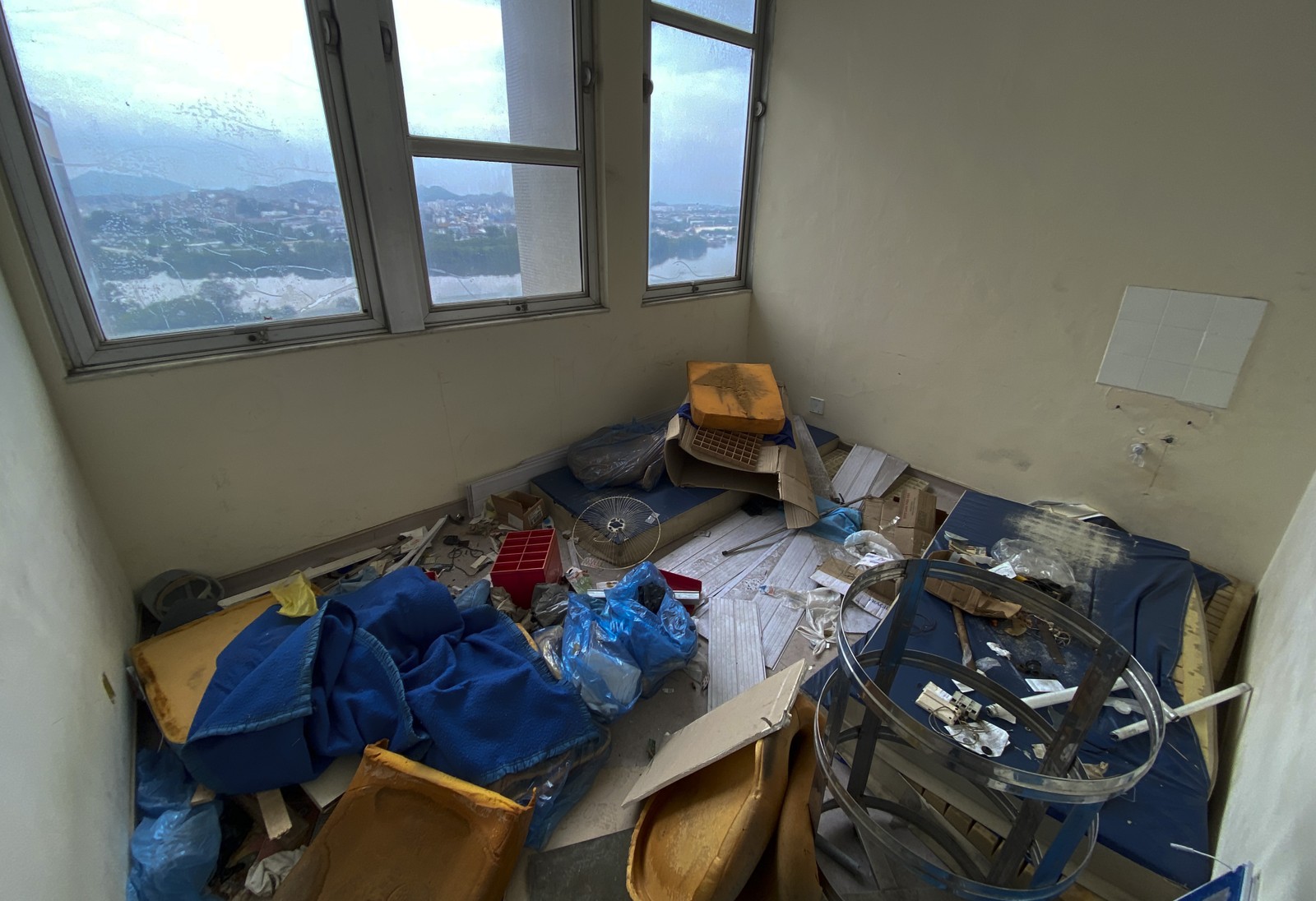 Colhões e entulhos se acumulam em sala do 11 andar do Hospital Universitário Clementino Fraga, no Fundão — Foto: Márcia Foletto/Agência O Globo