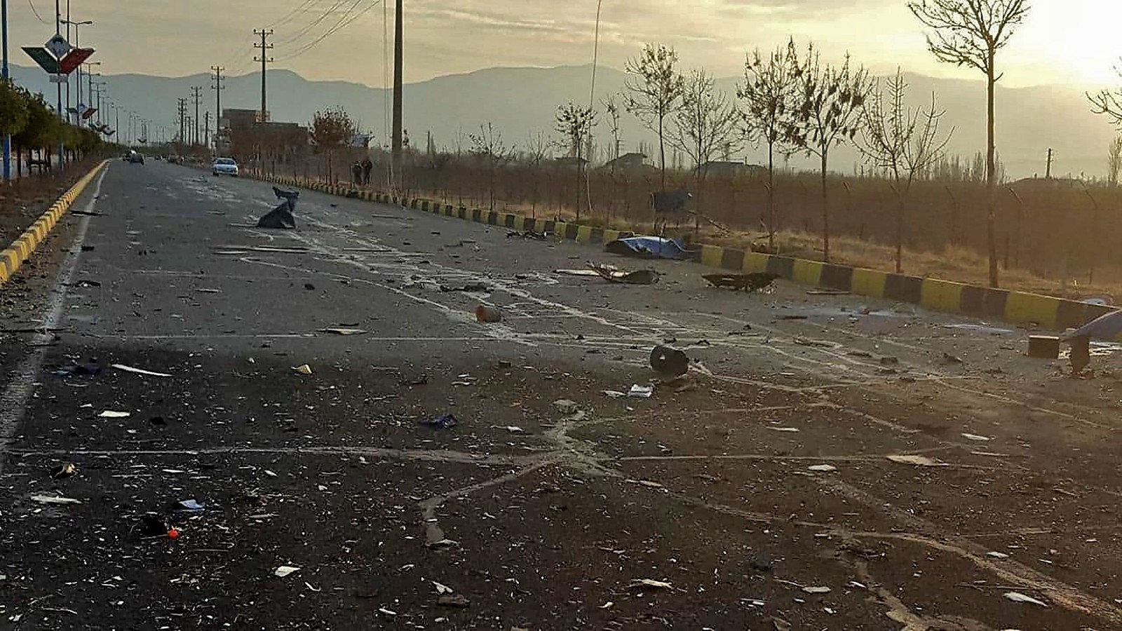 Danos após um ataque que teve como alvo o carro do cientista nuclear iraniano Mohsen Fakhrizadeh perto da capital TeerãAFP