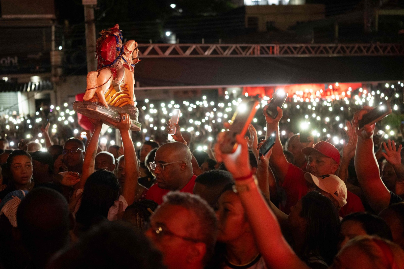 Celebrações do Dia de São Jorge, no bairro Quintino, no Rio de Janeiro - Foto: Pablo PORCIUNCULA / AFP