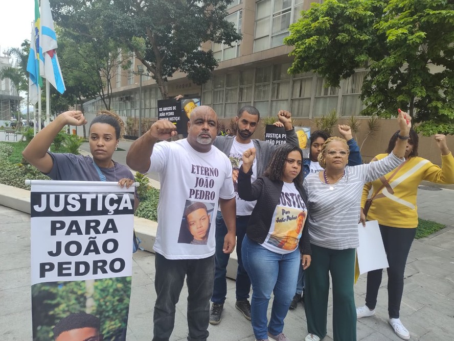 Pais de João Pedro protestam contra absolvição de policiais que o mataram