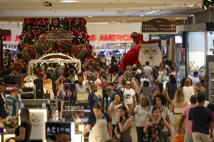 Movimentação no Norte Shopping, Cachambi, neste domingo