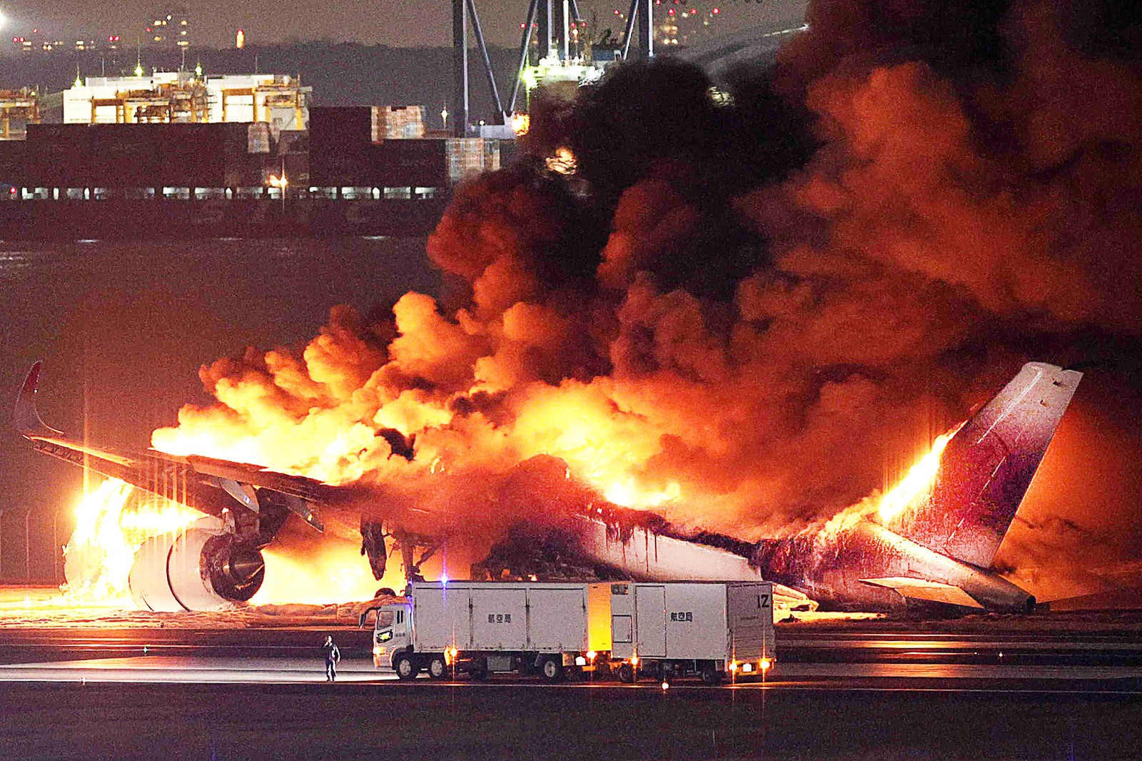 Avião pega fogo após colisão em aeroporto de Tóquio — Foto: JIJI PRESS / AFP