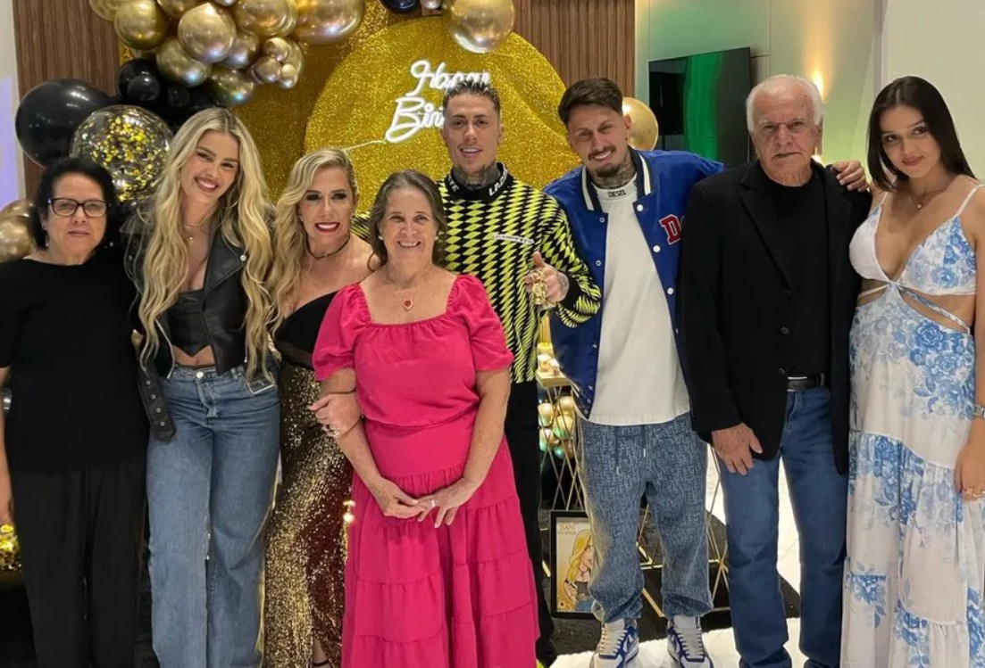 Mc Daniel escolheu postar a foto da nova namorada, Yasmin Brunet, ao lado da família, para oficializar a relação — Foto: Reprodução