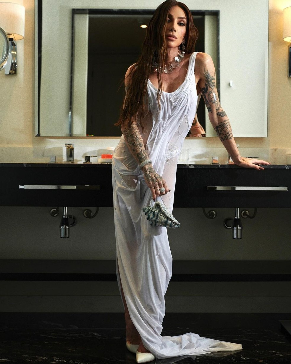 Maya Massafera surgiu deslumbrante a bordo de um vestido de estilo 'molhado' — Foto: Reprodução Instagram
