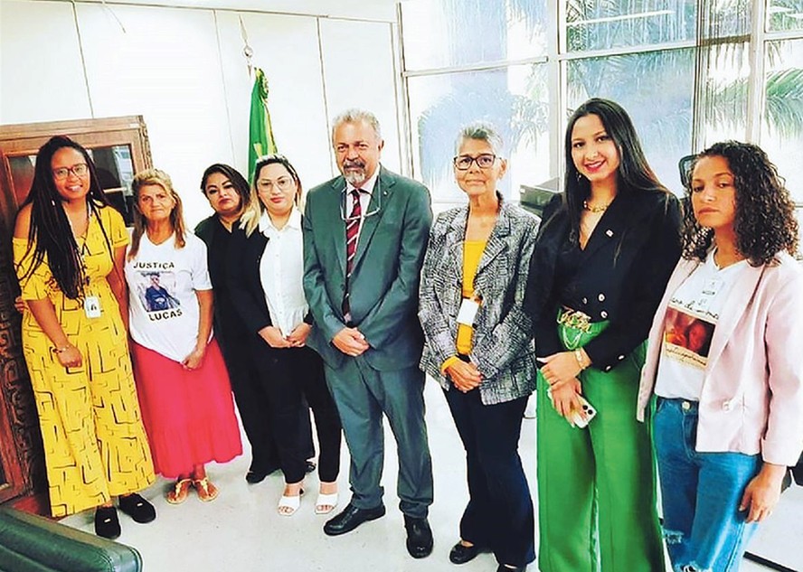 Luciane Farias (de blazer preto e camisa branca), mulher de líder de facção criminosa, ao lado de Elias Vaz