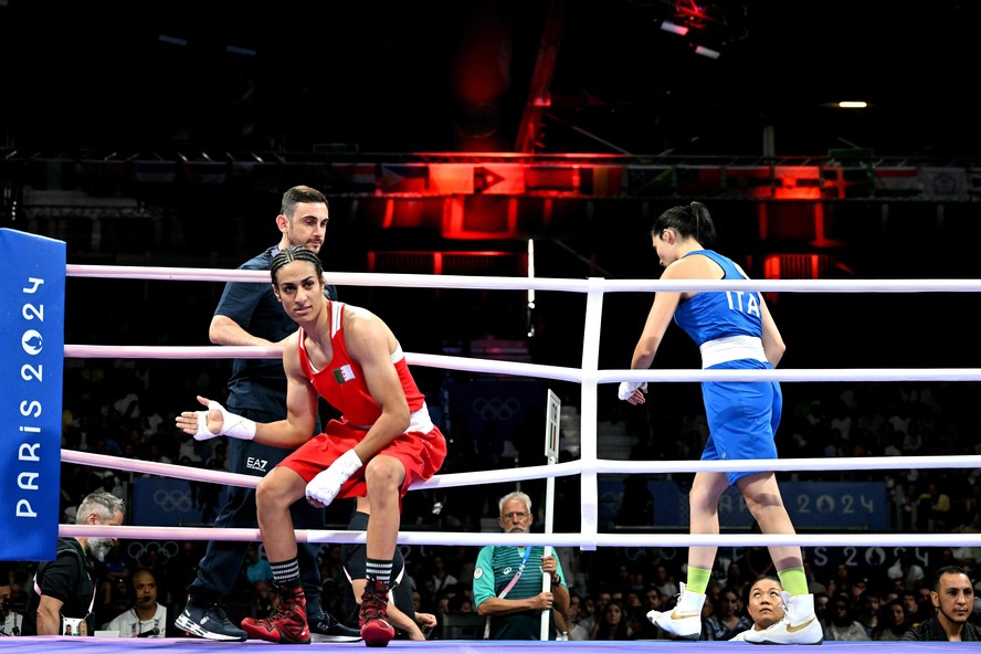 Imane Khelif durante vitória na estreia do torneio olímpico de boxe