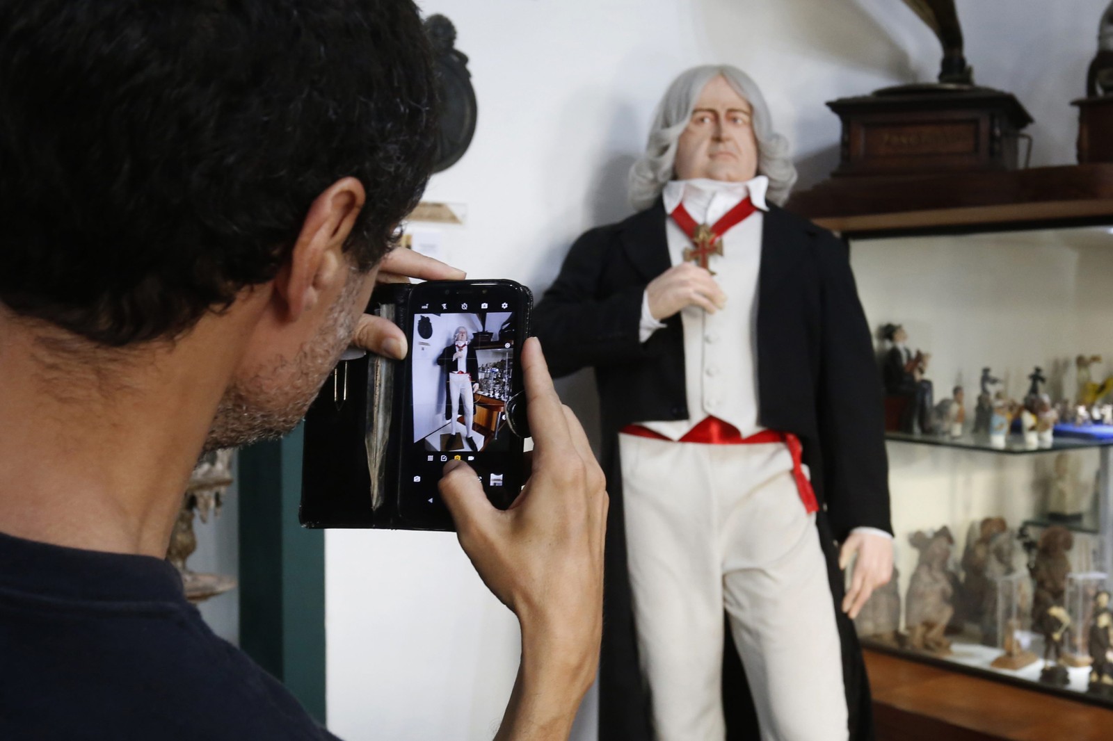 Visitante fotografa escultura em tamanha real de José Bonifácio  — Foto: Custodio Coimbra