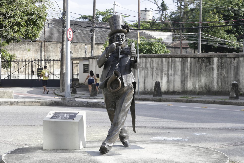 Estátua do apresentador Chacrinha é alvo de vândalos. Corpo do bacalhau foi guardado pela prefeitura, após tentativa de furto — Foto: Domingos Peixoto / Agência O Globo